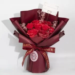 Bukiet czerwonych róż Love is Eternal z bilecikiem